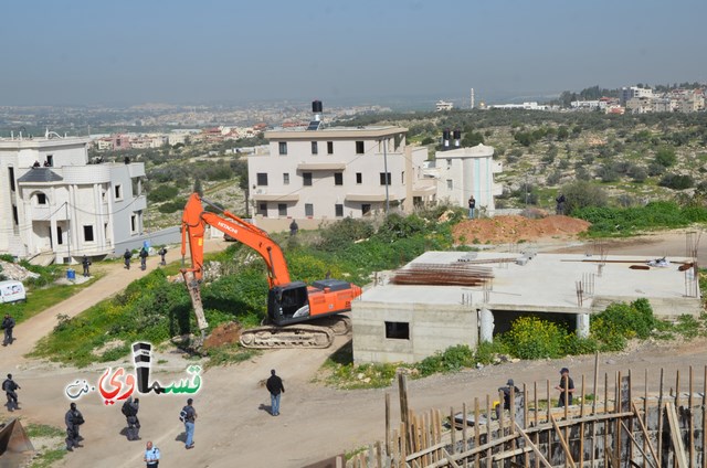 فيديو: قوات كبيرة ومُدججة بالدبابات والصواريخ تهدم اساسات بيت الشيخ غازي عيسى بحجة البناء في ارض المنهال ...